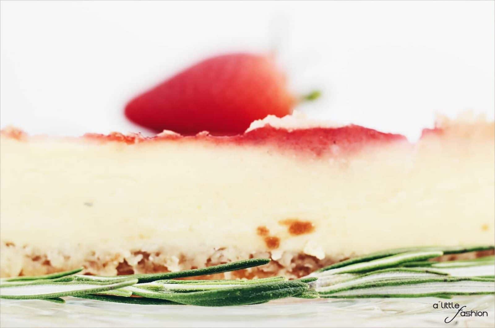 Erdbeer-Pudding-Kuchen mit frischem Rosmarin
