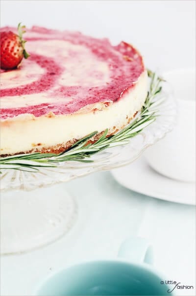 Erdbeer-Pudding-Kuchen mit frischem Rosmarin