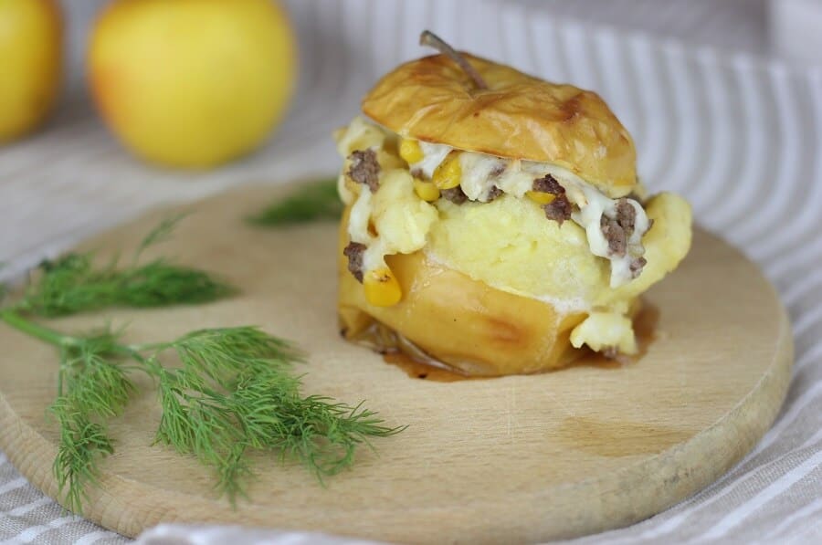 Herzhaft gefüllter Apfel
