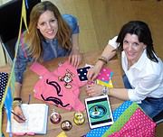 Zwei Frauen beim Basteln mit bunten Stoffen, Stickern und Bastelmaterialien, kreative Handarbeit für Handmade Kultur, DIY-Projekte, kreative Hobbys, Bastelideen.