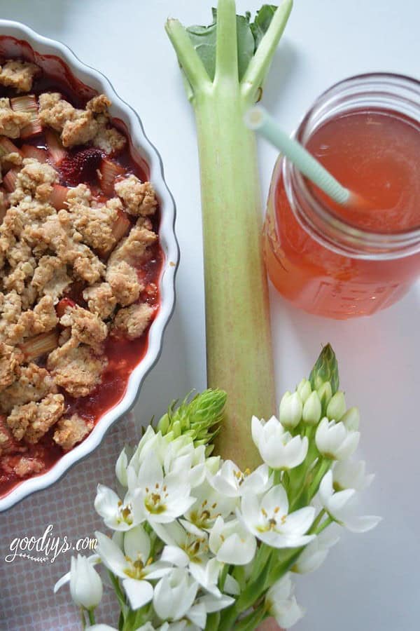 Knuspriger Rhabarber-Erdbeer-Crumble