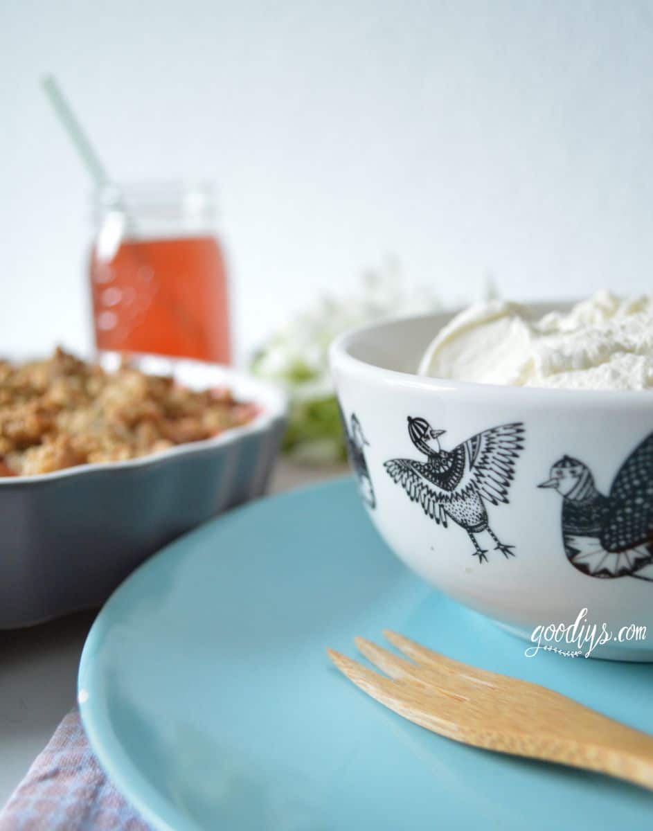 Knuspriger Rhabarber-Erdbeer-Crumble