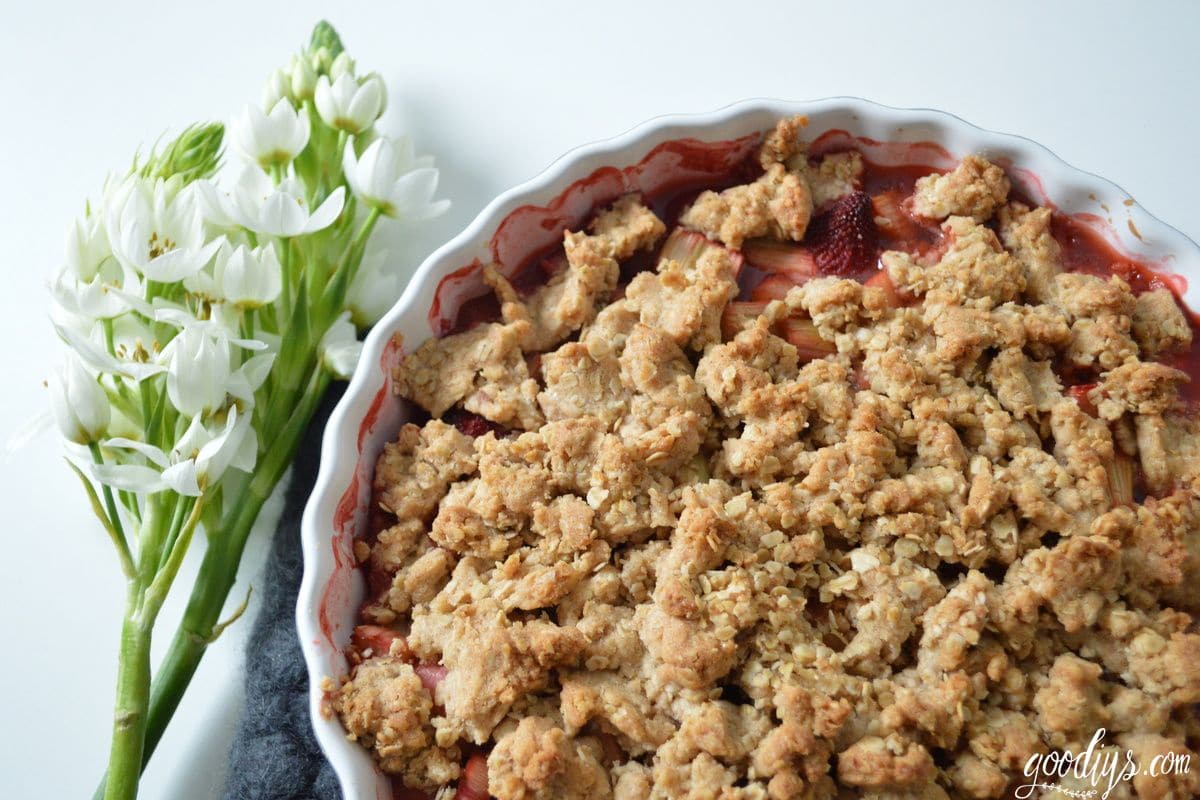 Knuspriger Rhabarber-Erdbeer-Crumble