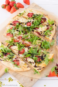 Flammkuchen mit Erdbeeren und Ziegenkäse von den [Foodistas]