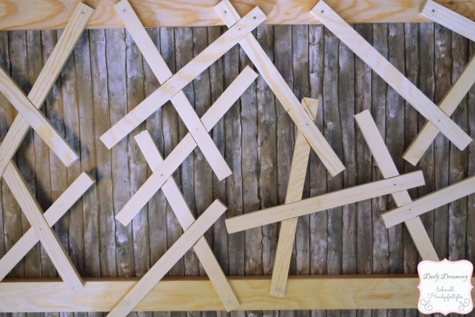 DIY-Garderobe im Mikado-Stil