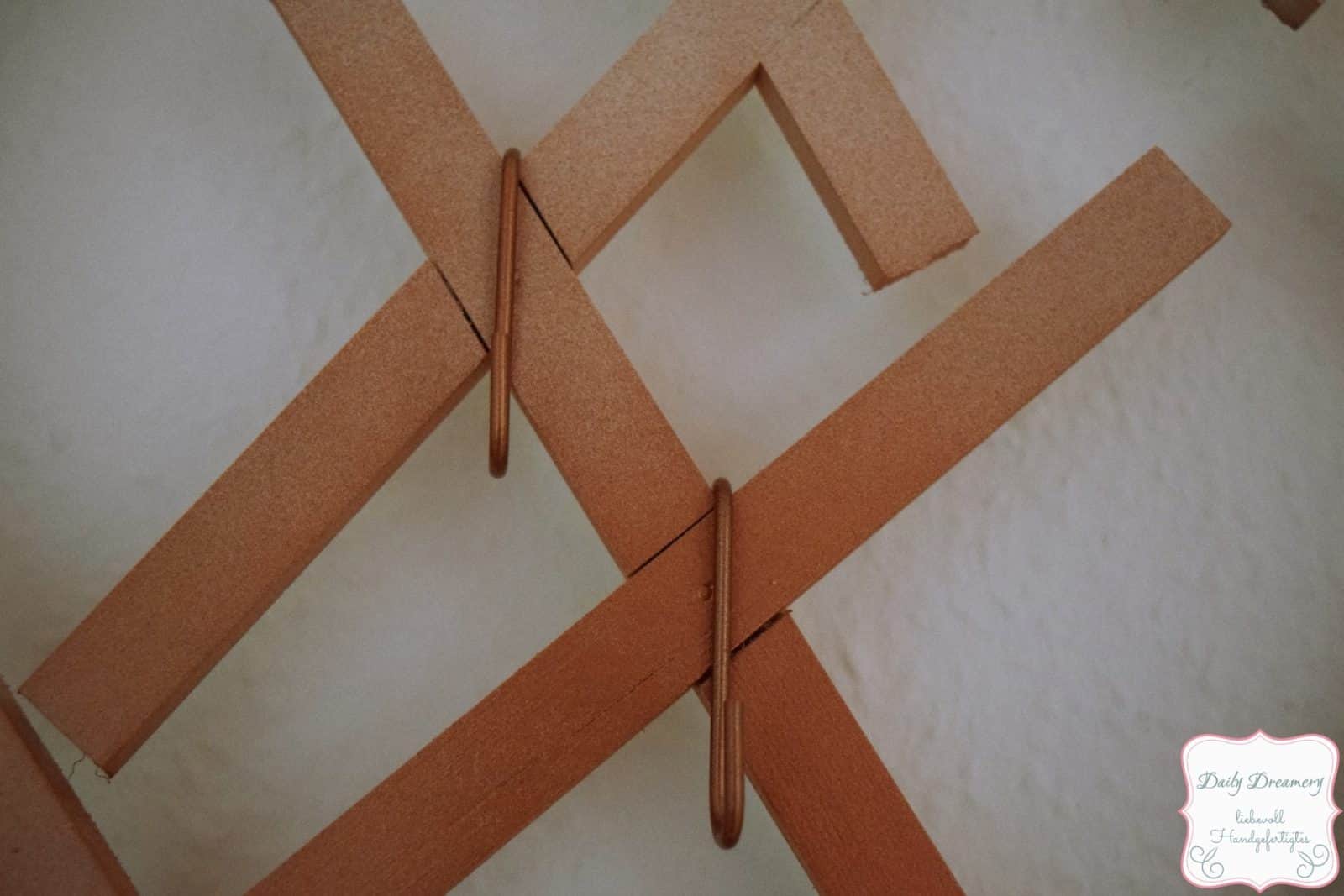 DIY-Garderobe im Mikado-Stil