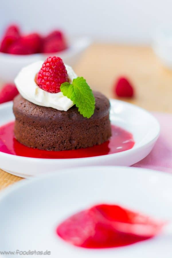 Schokotörtchen mit süßen Himbeeren von den [Foodistas]