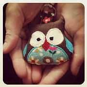Kreativer handgefertigter Eulen-Schlüsselanhänger aus Stoff mit bunten Details, ideal für Dekoration oder als Geschenk, bei HANDMADE Kultur präsentiert.