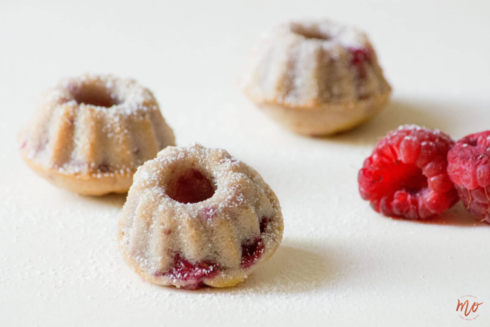 {Rezept} Mini-Gugelhupf mit Himbeeren und weißer Schokolade | Es duftet ...