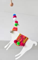 #12giftswithlove – DIY Lama-Mobile mit bunter Wolle