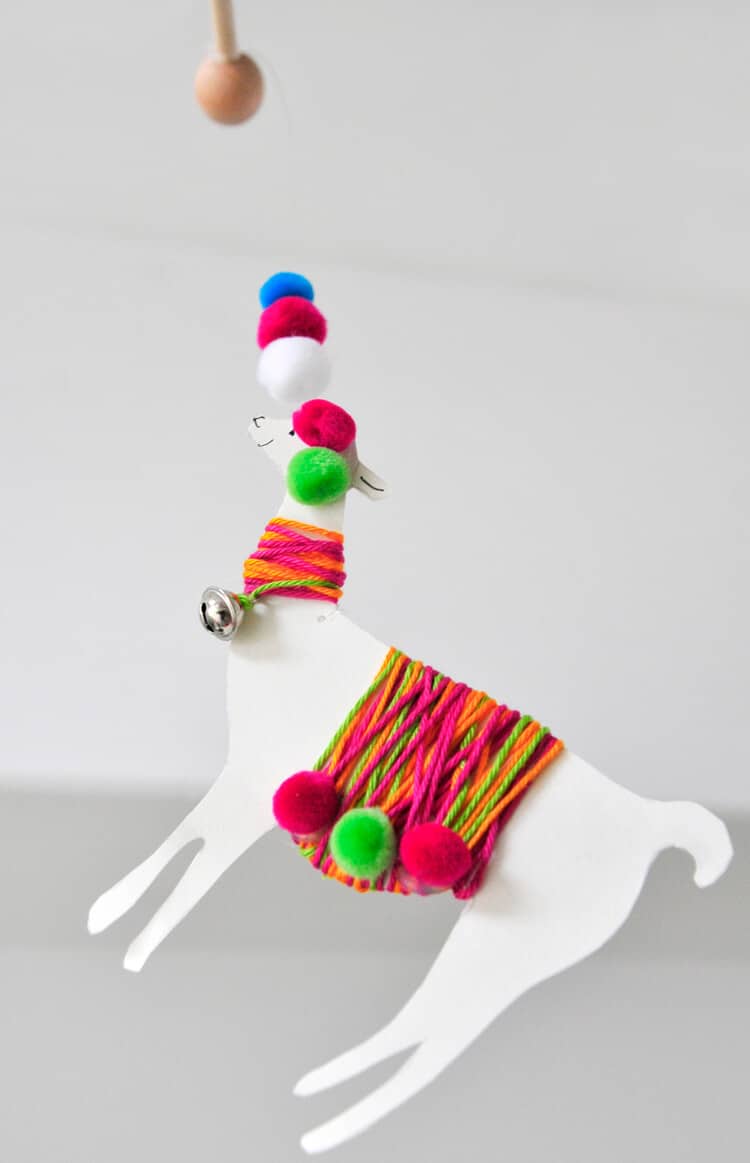 #12giftswithlove – DIY Lama-Mobile mit bunter Wolle