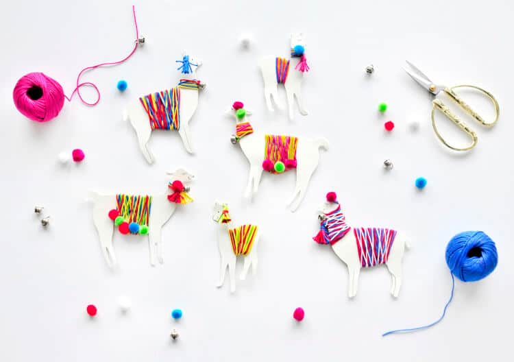 #12giftswithlove – DIY Lama-Mobile mit bunter Wolle