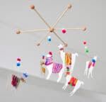 #12giftswithlove – DIY Lama-Mobile mit bunter Wolle