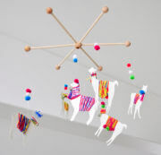 #12giftswithlove – DIY Lama-Mobile mit bunter Wolle