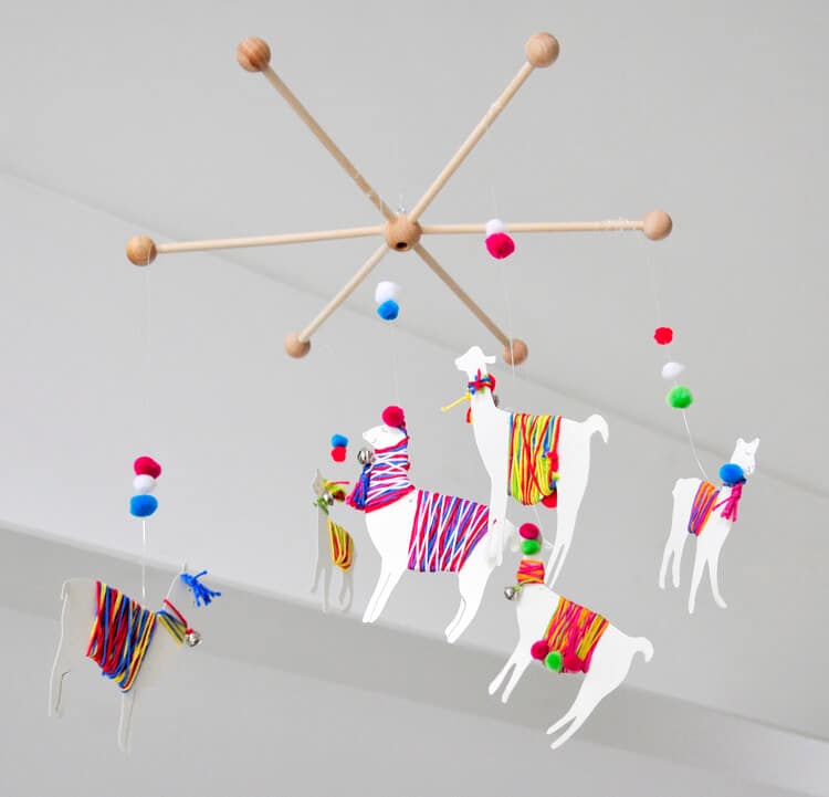 #12giftswithlove – DIY Lama-Mobile mit bunter Wolle