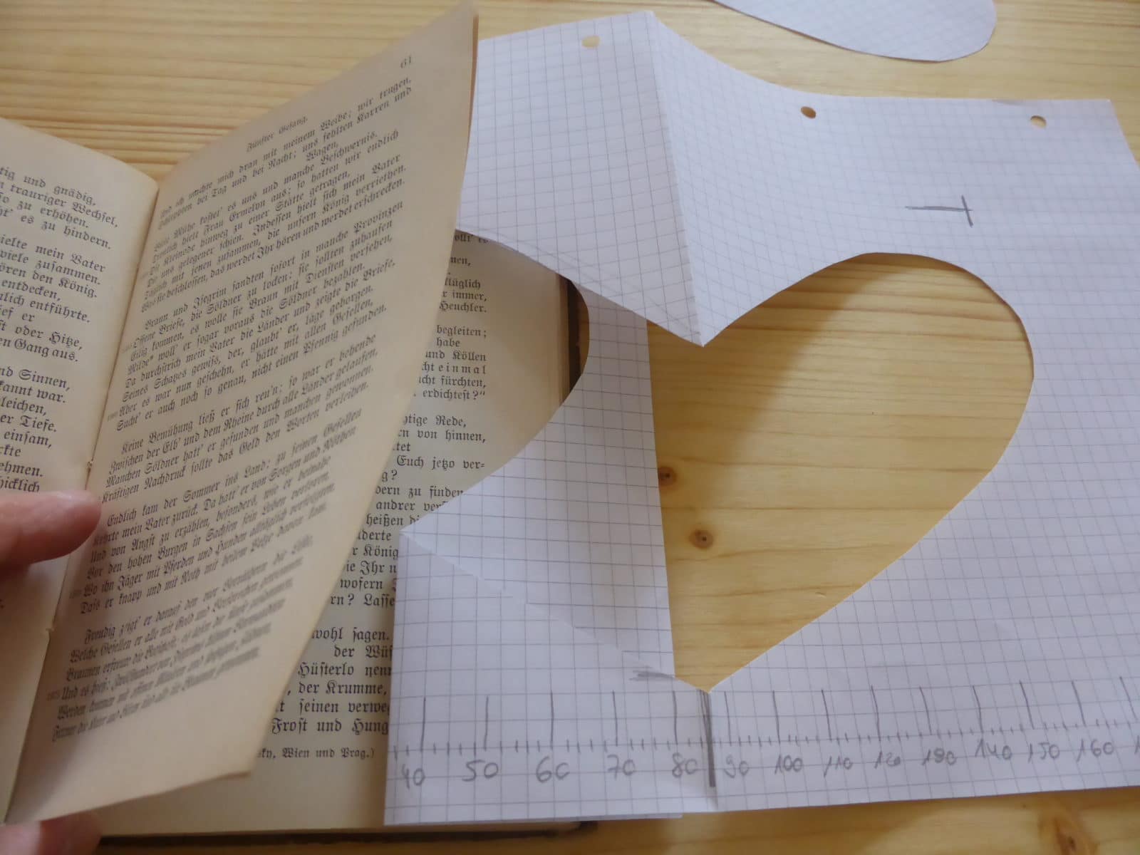 Herz aus einem Buch gefaltet - HANDMADE Kultur