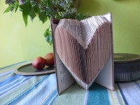 Herz aus einem Buch gefaltet