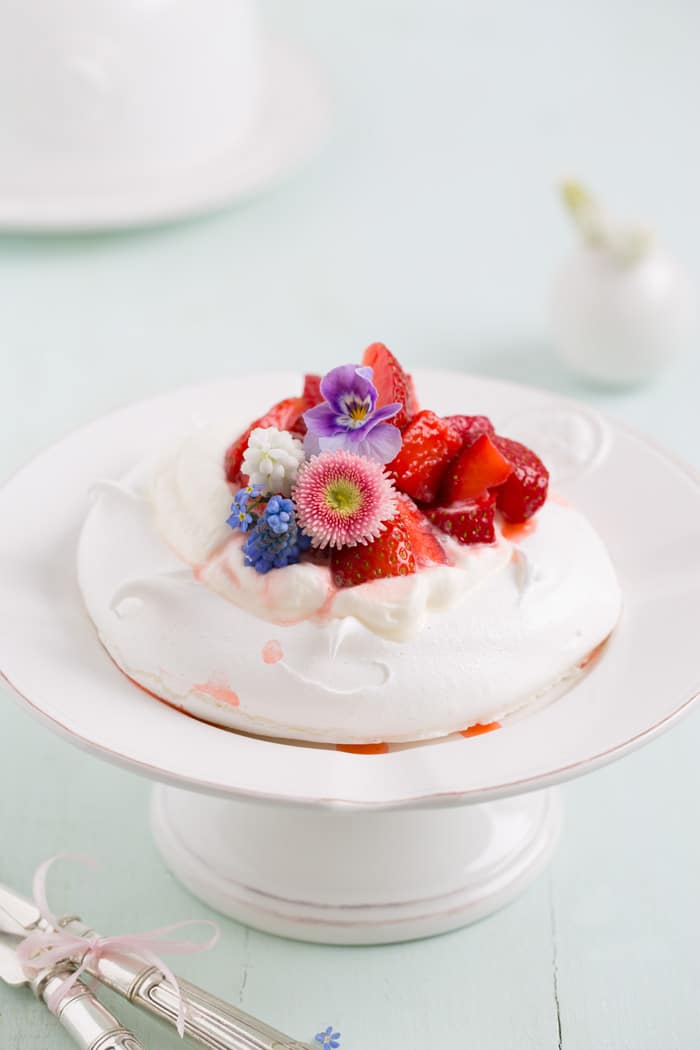 „Pavlova mit karamellisierten Erdbeeren und einer feinen Tonkabohnensahne!“