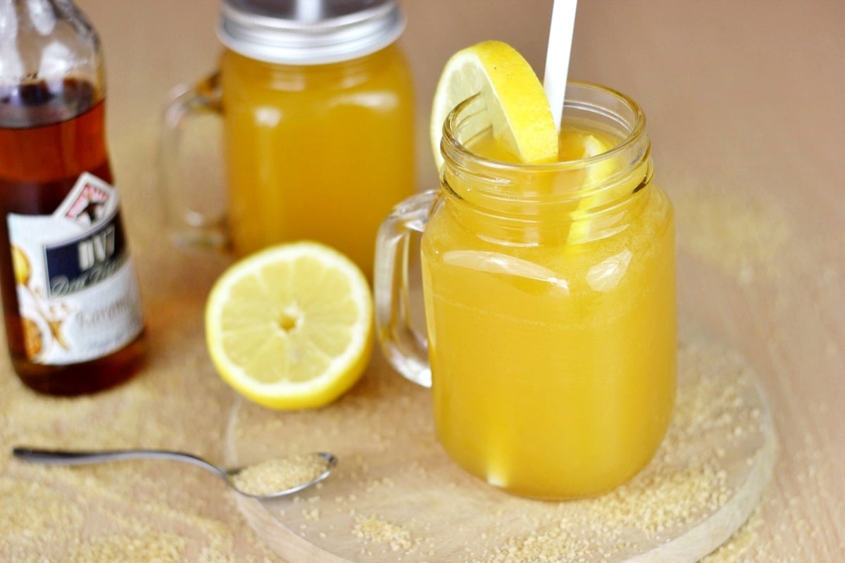 Alkoholfreier Cocktail mit Karamell