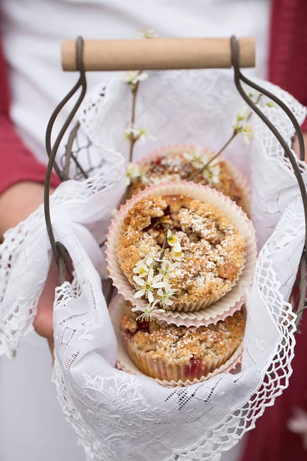 Rhabarber-Cupcakes mit Ingwer, Erdbeeren und Rosmarin!