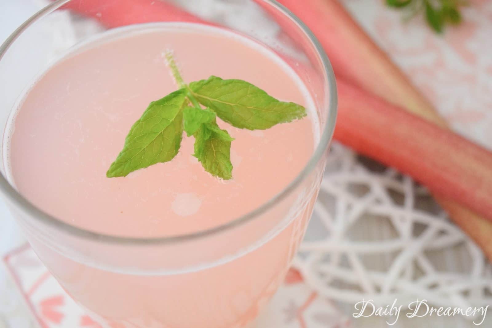 Rhabarbersirup mit Minze, Rosmarin oder Waldmeister