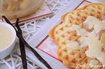 Waffeln mit Rhabarberkompott und Vanillesoße