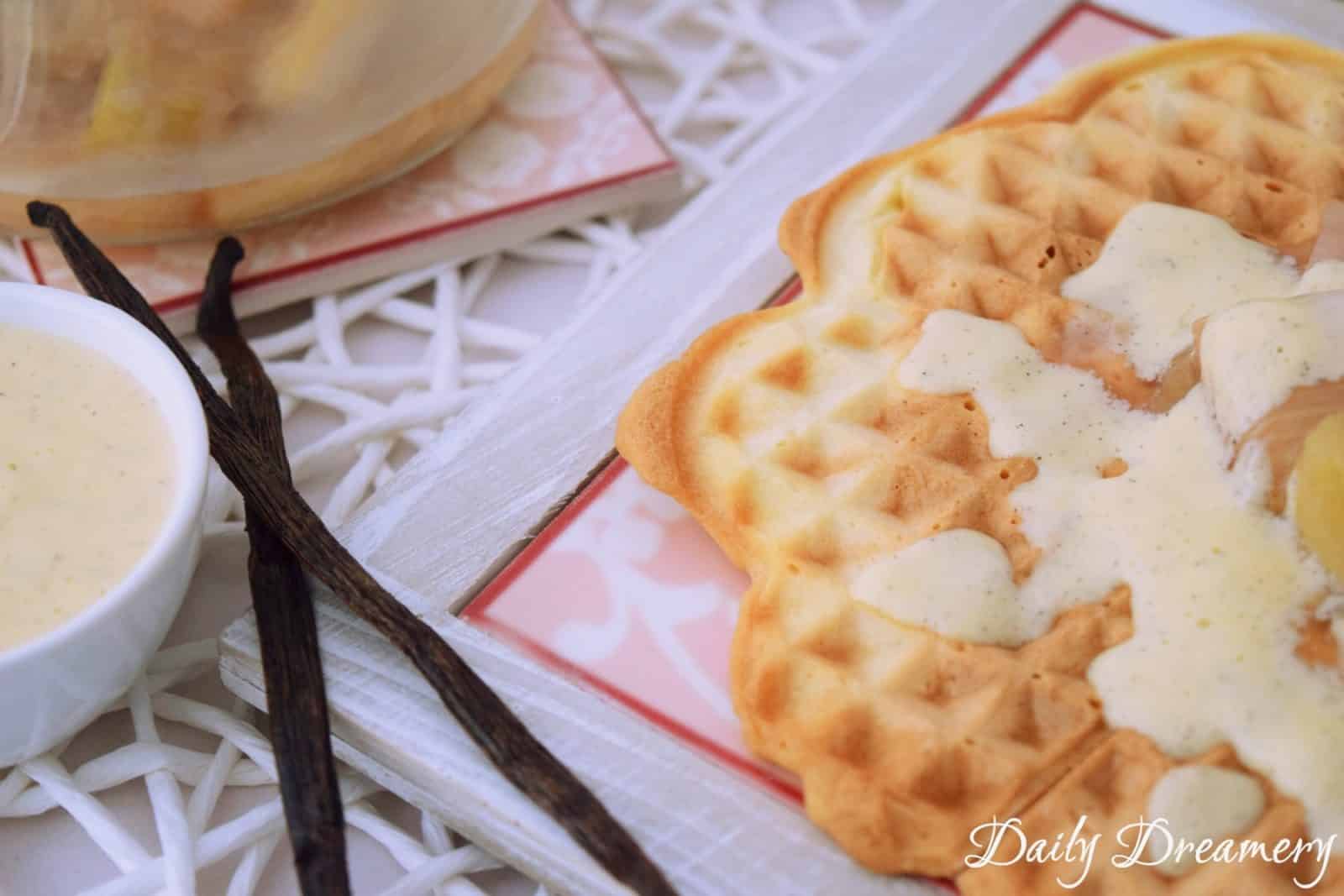 Waffeln mit Rhabarberkompott und Vanillesoße