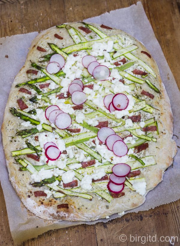 Frühlingsfrischer Flammkuchen mit Spargel, Radieschen, Schafskäse & mehr [Birgit D]