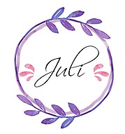 Handgefertigtes Design mit dem Schriftzug 'Juli' in einer kreisförmigen, lavendelfarbenen Blumenkranzgestaltung, ideal für kreative und handgemachte Projekte.