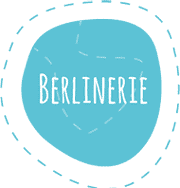 BERLINERIE Logo auf hellblauem Hintergrund, repräsentiert die Marke für handgemachte Kultur und kreative Produkte aus Berlin.