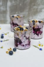 eisgekühltes Blaubeer Dessert im Glas mit knusprigem Erdnussriegel-Krokant Topping