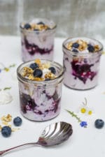 eisgekühltes Blaubeer Dessert im Glas mit knusprigem Erdnussriegel-Krokant Topping