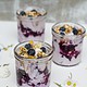 eisgekühltes Blaubeer Dessert im Glas mit knusprigem Erdnussriegel-Krokant Topping