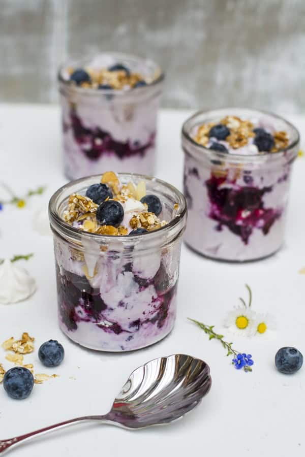 eisgekühltes Blaubeer Dessert im Glas mit knusprigem Erdnussriegel-Krokant Topping