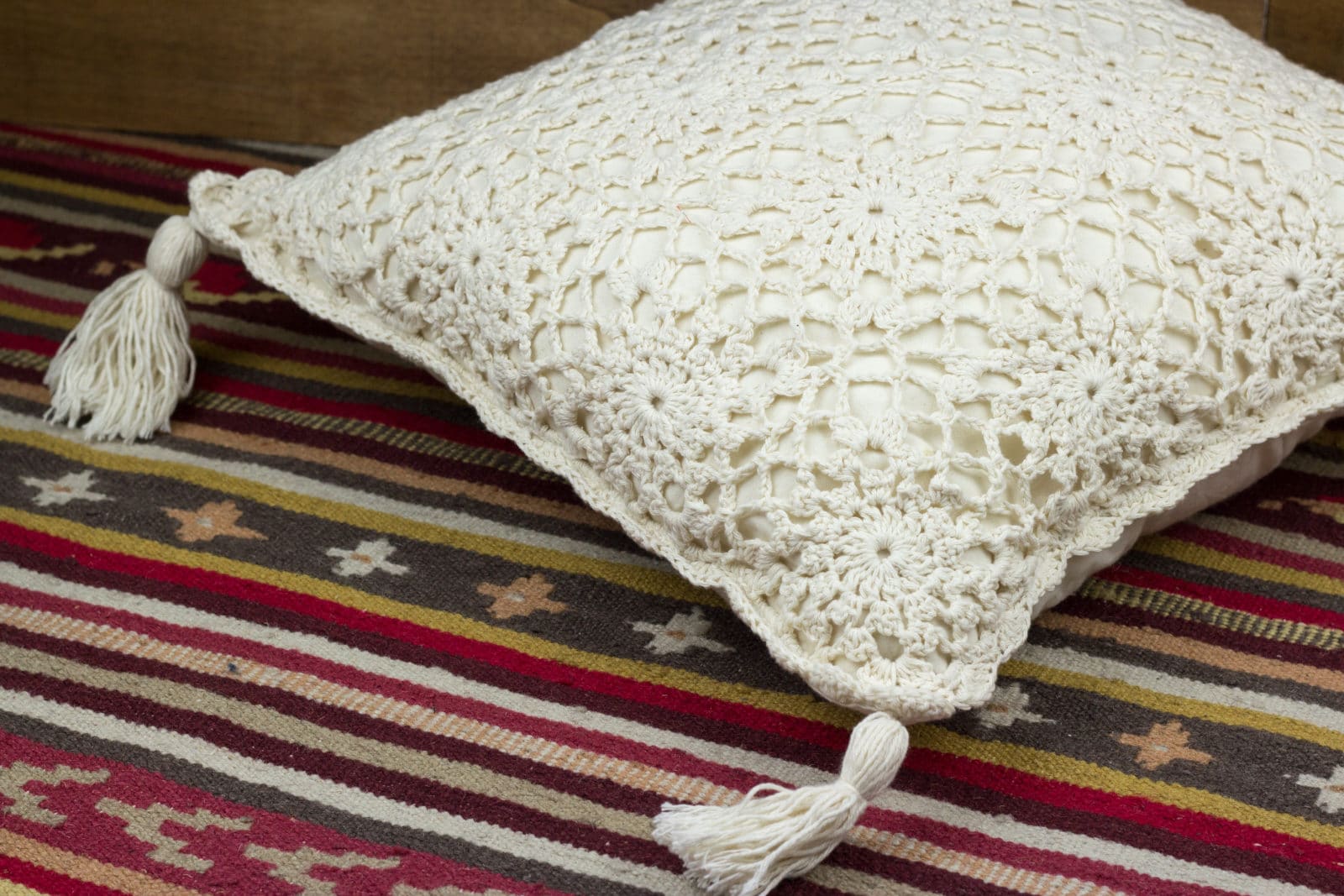 Häkelkissen im Boho-Stil