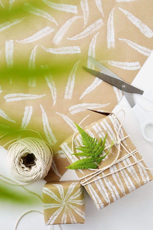 DIY Bedrucktes Geschenkpapier mit Farnmuster