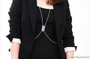 Body Chain aus Schraubenmuttern