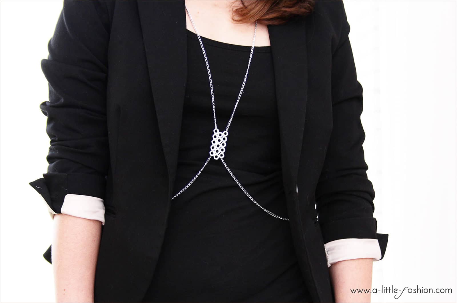 Body Chain aus Schraubenmuttern