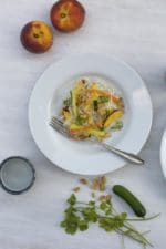 Reisnudelsalat mit Pfirsich, Erdnüssen und Kokosmilchdressing