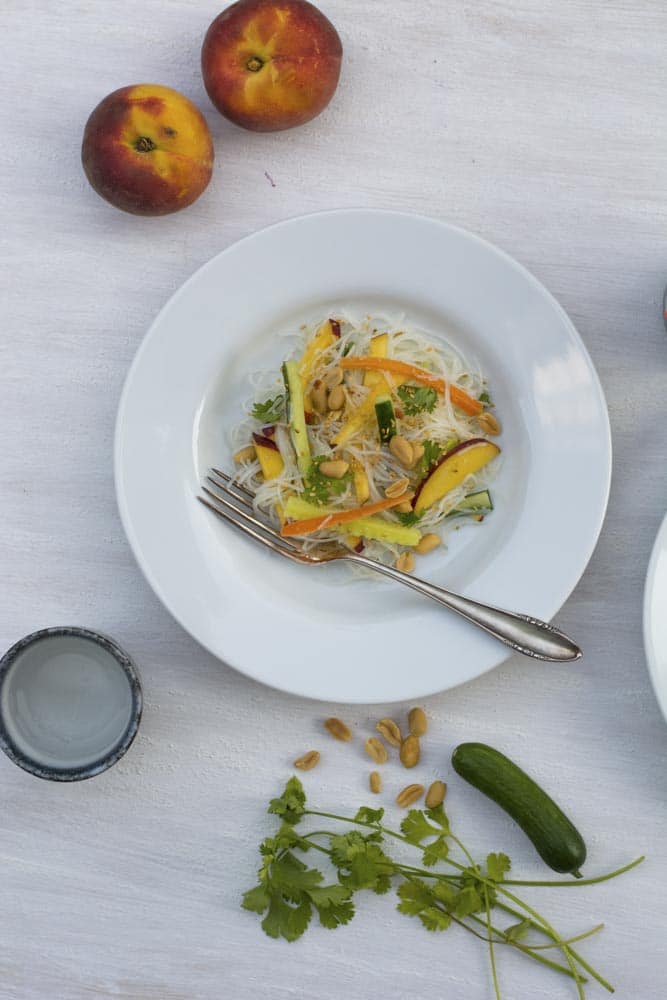 Reisnudelsalat mit Pfirsich, Erdnüssen und Kokosmilchdressing