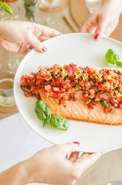 Feiner Lachs mit Erdbeersalsa von den [Foodistas]