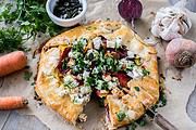 Leckere vegetarische Quiche mit frischem Gemüse, Ziegenkäse, Rote Beete, Karotten, und Kräutern, perfekt für gesunde Mahlzeiten und kreative Backideen.