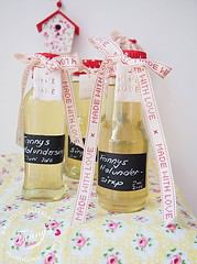 Holundersirup und verzierte Flaschen