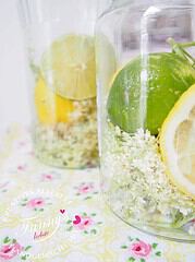Holundersirup und verzierte Flaschen