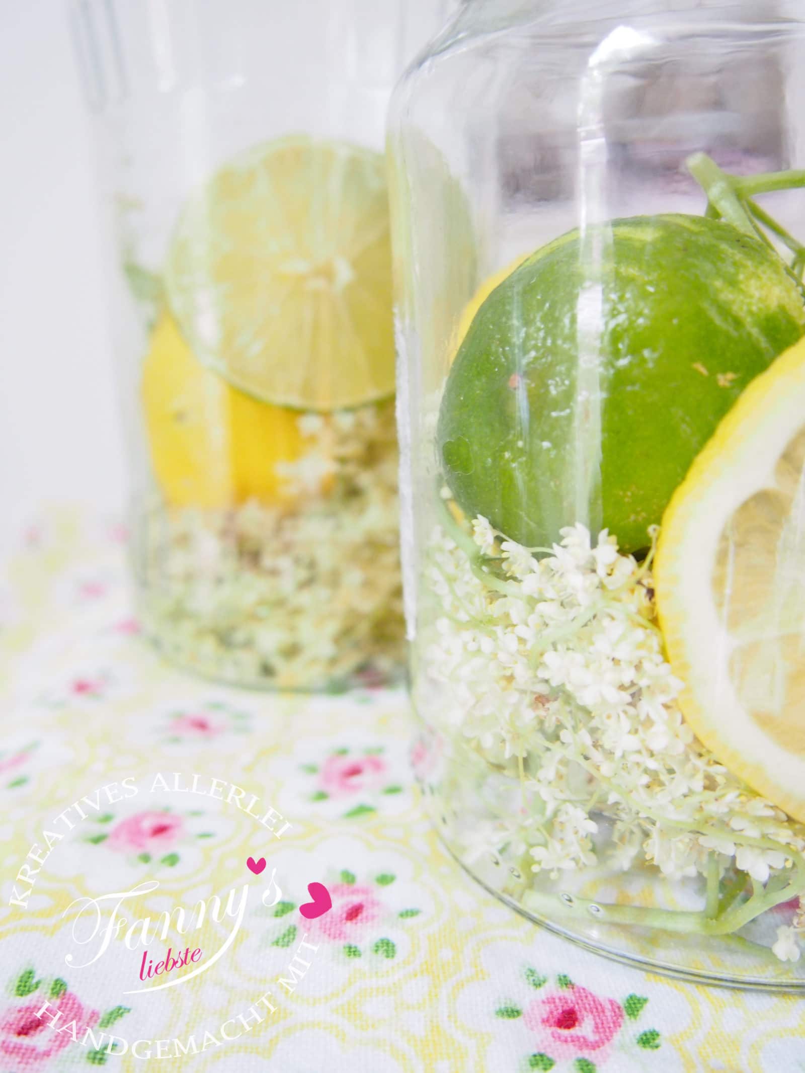 Holundersirup und verzierte Flaschen