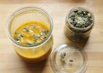Karottensuppe mit Apfel, Ingwer und Kürbiskernen