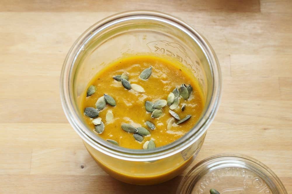 Karottensuppe mit Apfel, Ingwer und Kürbiskernen