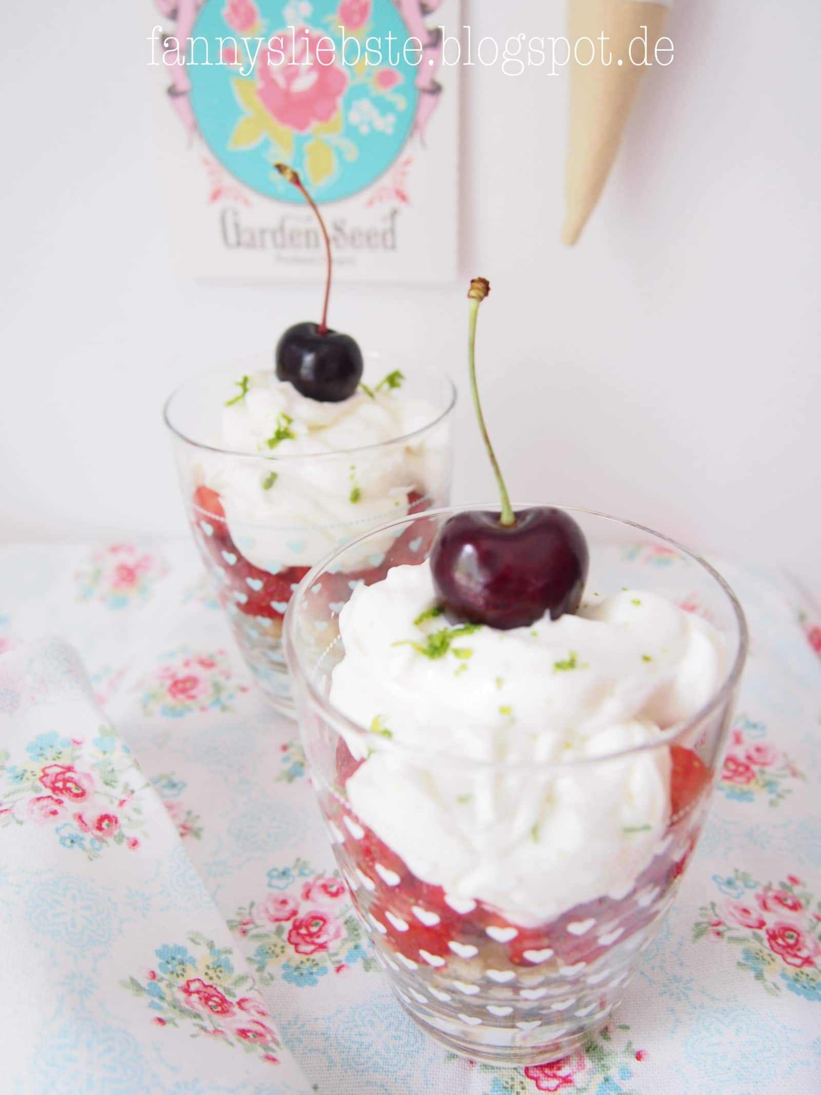 Käsekuchen im Glas mit Erdbeeren