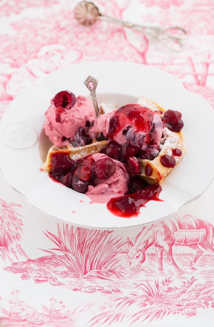 „Kirscheis mit Vanille-Waffeln und heißem Kirschkompott!“