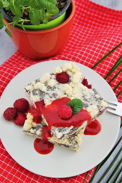 Mohn-Streuselkuchen mit Himbeeren